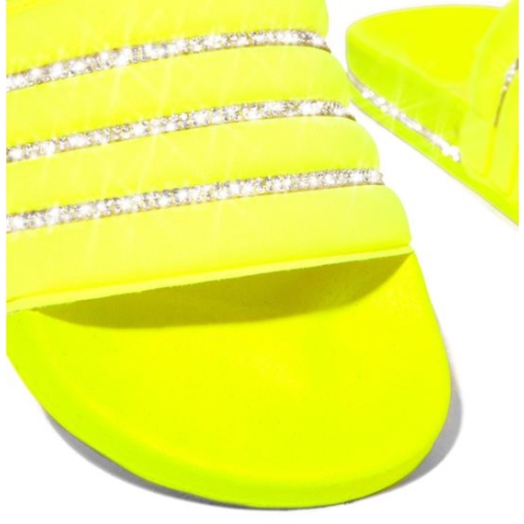 "Poolside Pretty" Slides - Neon Yellow - Picture 3 of 4